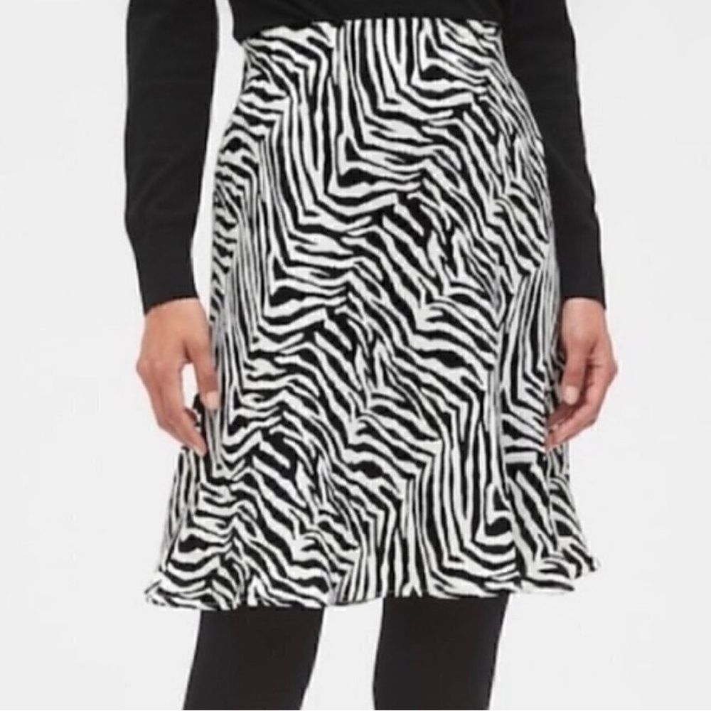 Banana Republic Black White Zebra A-Line Skirt Size 12 Flowy Stretch Pull On